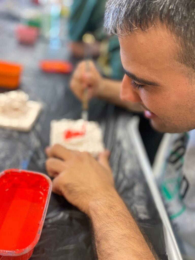 Atividade de olaria na Casa Santa Maria promovida pela Fundação Castro Alves