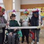 Idosos fantasiados do CSPR a divirtirem-se no Carnaval de 2025
