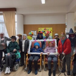 Idosos fantasiados do CSPR a divirtirem-se no Carnaval de 2025