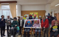 Idosos fantasiados do CSPR a divirtirem-se no Carnaval de 2025