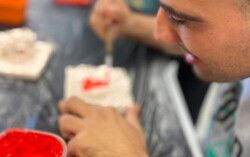 Atividade de olaria na Casa Santa Maria promovida pela Fundação Castro Alves