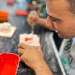 Atividade de olaria na Casa Santa Maria promovida pela Fundação Castro Alves