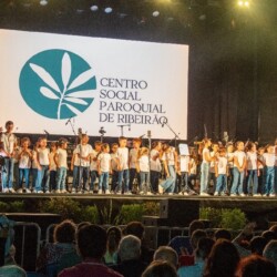 Os Pequenos Cantores de Ribeirão a actuarem na 39ª edição da Feira do Associativismo, Gastronomia e Artesanato de Ribeirão